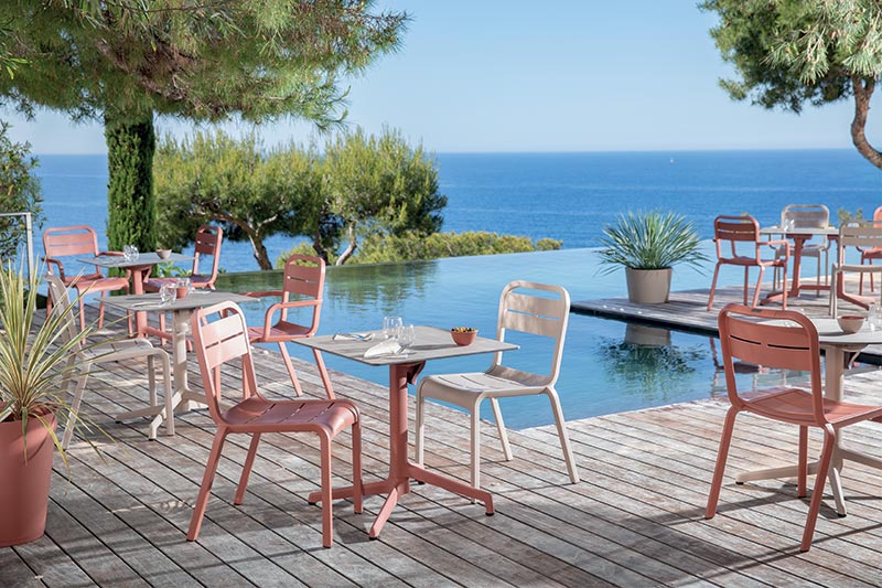 Mobilier de jardin au bord de la piscine